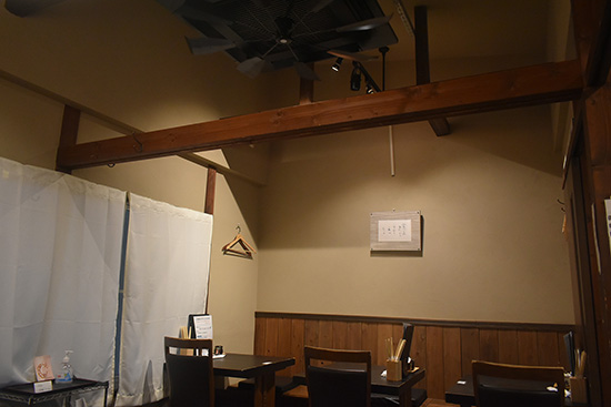 落ち着いた雰囲気の2階テーブル席